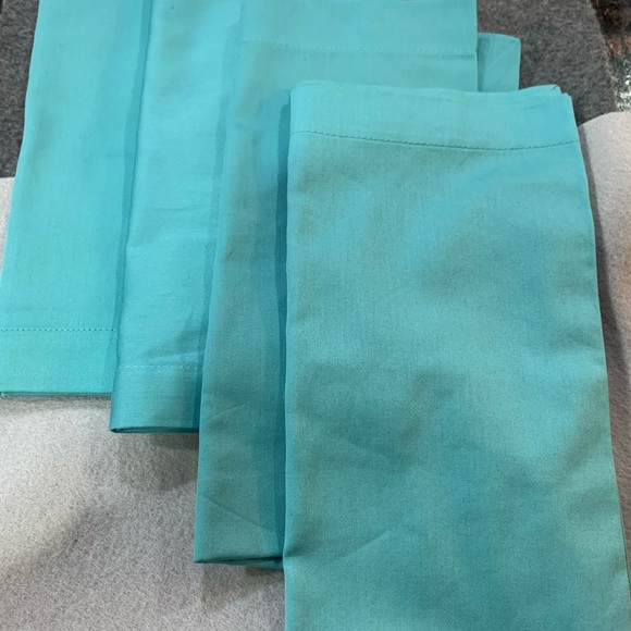 NEW Crate and Barrel 4 dinner napkins - Picture 3 of 6